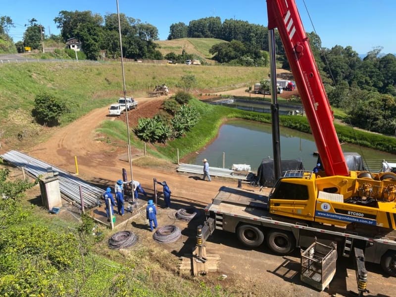 Manutenção de poços de grande profundidade, 650 metros com tubos de 2.1/2″.