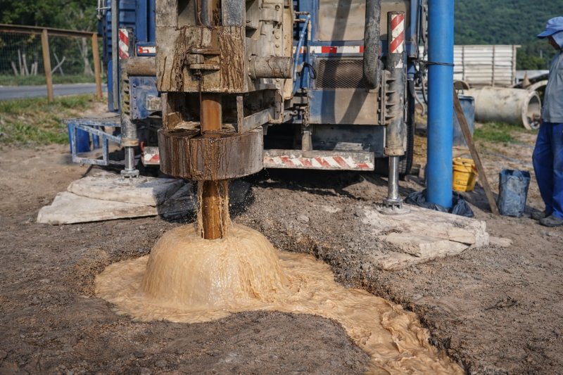 Poço perfurado na areia com sistema de utilização de fluidos/lama, para CASAN!